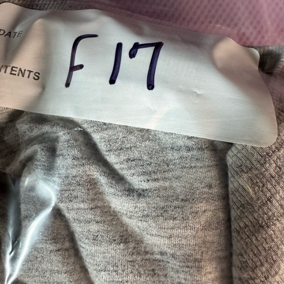 Athleta Long Sleeve Gray Workout Yoga Top Size Medium - Picture 9 of 9